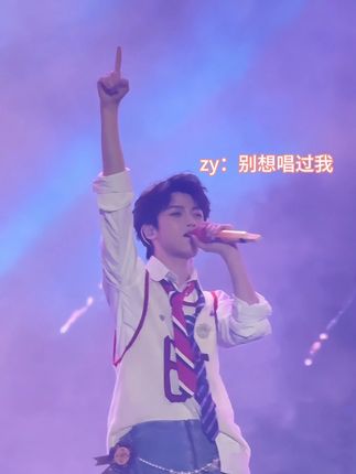 台上正主和台下粉丝 battle上了 哈哈哈哈哈正主和粉丝抢着唱#梓渝 #梓渝音乐节#萤火星球