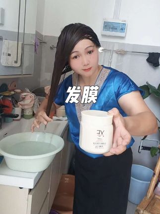 头发干枯毛糙的姐妹,一定要试试这发膜,这么大瓶只需6块8到手,这么大瓶够用大半年了。可不是普通的护发素啊,它里面可是添加了燕窝精华,修复干枯毛躁的同时给发丝补足水分。洗的头发特别的水润顺滑,味道也很好闻。。#养发护发 #发膜#自用好物