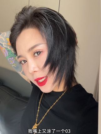 红唇 黑发 就是经典。#口红推荐