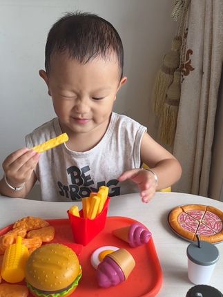 姐妹们谁懂啊!这个汉堡小屋真的太好玩了,孩子在里面一玩就是一下午,一会做菜,一会忙得不可开交,根本停不下来。它不仅可以锻炼孩子的手眼协调能力,还能培养孩子的专注力和耐心,而且它的细节做的非常到位,每一处都特别精致,家里有小朋友的一定要安排上。#宝宝玩具 #亲子互动 #养娃日常 #汉堡车玩具帐篷 #帐篷玩具屋