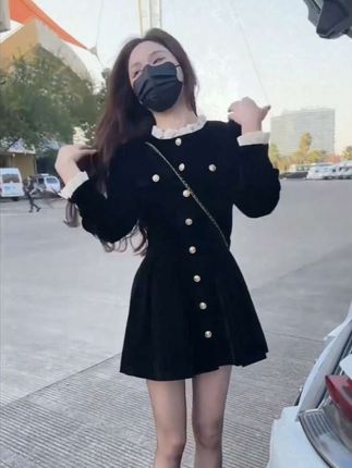 法式丝绒连衣裙女长袖小黑裙2025早秋新款单排扣设计收腰显瘦气质#预制国庆出游穿搭 #女友穿搭 #美拉德穿搭 #秋季穿搭 #收腰显瘦