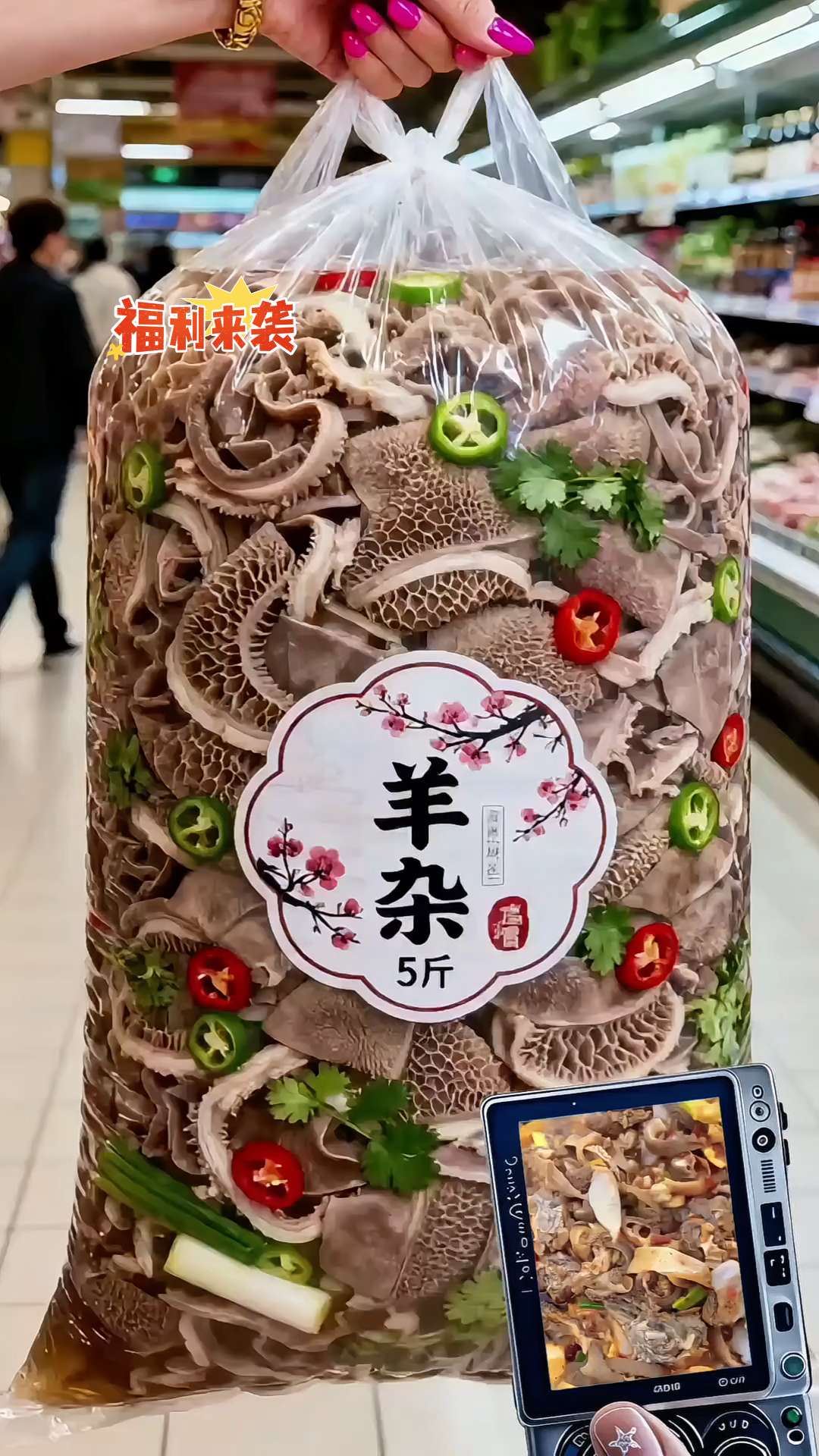 #内蒙古美食 羊杂碎是锅里熬出的热辣鲜香。 肚的韧、肠的滑、肝的绵,在浓汤里滚得透透的,裹着点辛香,热气腾腾端上桌。 筷子夹起一块,沾着汤汁送进嘴,鲜得扎实;再舀勺汤喝,暖得从喉咙直落到肚里。 配块烙饼掰进去,吸足了味,面香混着肉香,一口下去,满是烟火里的踏实。#地方特色美食 #强烈推荐 #羊杂 #羊杂碎@ 抖加上热门dou+热点宝@抖音创作小助手