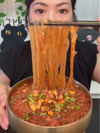酸辣粉来了 酸辣粉。川渝风味 六大包真材实料 非油炸粉饼 鲜香辣爽。经济实惠还好吃#嗦粉 #速食美食 #酸辣粉 #家乡美食 #好吃到停不下来