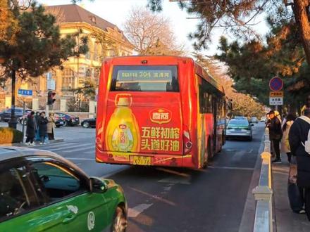 受春节假期市民出行需求降低影响,2026年2月15日至23日期间,临时停运121路等16条公交线路并调整468路等2条公交线路发车间隔至30分钟以上。2026年2月24日起,上述公交线路恢复正常运营。
一、2月15日至24日期间临时停运线路(16条)(一)临时停运线路(6条)121路(沧口公园—空港工业区)304路(观城路停车场—流清河)679路(山东大学公交换乘站—山东大学地铁站)778路(新韵路—科韵路茂源路)782路(正阳西路祥源路—华贯路科海路)临1路(前金停车场—抱虎山路西站)
(二)法定节假日和休息日停运线路(9条)306路(十梅庵停车场—河西)423路(东韩地铁站—科苑经三路科苑纬四路)425路(南京路延吉路—敦化路连云港路)427路(滨江路公交停车场—海泊河公园地铁站)429路(浮山后小区—浮山后六小区)430路(清泉路—河西)431路(海大崂山校区—金水路松岭路)764路(新韵路—铁路青岛北站东广场)临2路(新利路停车场—崂山区政府)
(三)施工停运线路(1条)466路(秦家土寨—大龙嘴)#线路调整 #春节 #青岛公交 #公交线路调整