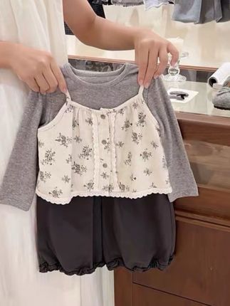 #创作灵感 家里有小公主的快看过来!这套女童碎花打底衫真的太好看了,它是棉质的面料,穿起来非常舒服柔软,而且整体是偏休闲风的,上身很洋气,非常适合日常去穿,喜欢就赶紧入手吧!#高品质童装 #夏季穿搭 #女宝宝韩系衣服套装 #母婴好物