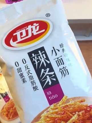 要论谁家辣条好吃我觉得还数#卫龙小面筋辣条#一口吃回童年 #吃了还想吃 #美味零食