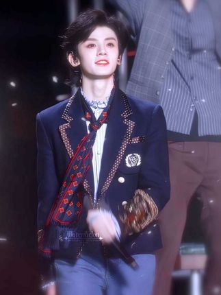 Daddy 啊 他才不是什么穷小子 他跟我保证过的 等他留洋回来呢 就跟我一起料理家业 我不管嘛我就想嫁给他 #神颜 #心动的感觉#左航