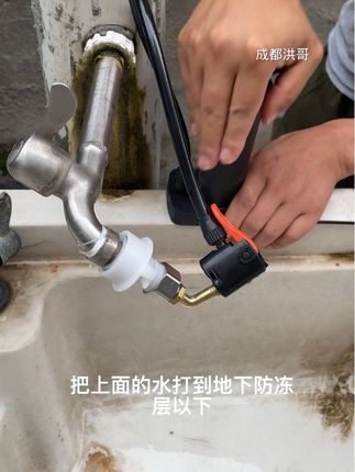 冬天裸露在户外的水管容易被冻住就用这种防冻神器装上打气加压推流防冻#户外水龙头防冻神器