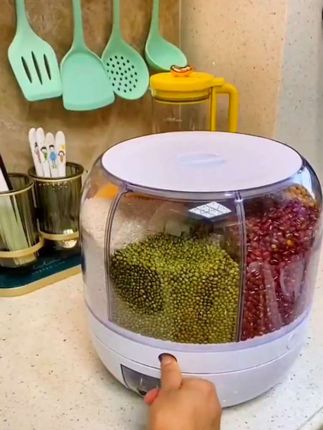 家里有了这个旋转杂粮桶,真的太方便了!以前都是用塑料袋装各种杂粮,不仅占地方还不好找。这个就很棒,可以同时存放八种不同的杂粮,想吃什么转过来就能倒出来,而且密封性超好,不用担心受潮生虫。上面还有个防虫盒,放些花椒、八角之类的东西,还能驱赶害虫。#五谷杂粮收纳桶 #可旋转五谷杂粮收纳桶 #米桶 #视频同款 @巨量千川