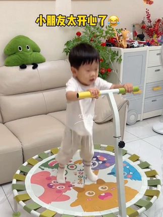 爸爸买的#蹦床 太棒了,天热在家运动量也可以轻松达标,女儿喜欢的不得了,巧乐熊家的品质也没得挑,拆装方便,收纳也不占地#室内蹦床 #在家运动 #儿童运动#精力旺盛的宝宝