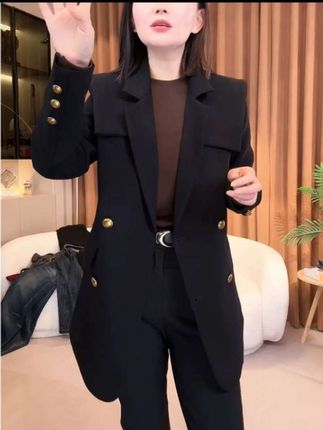看一眼就爱上的设计感西装外套来了! 2025早秋新款时尚潮流戗驳领西装外套女黑色披肩设计感显瘦西服#西装#外套#气质穿搭#时尚穿搭#职场穿搭 购物丨时尚潮流