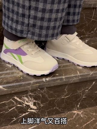 已经大降温了,妈妈们就别在给孩子穿冻脚的单鞋了,趁活动给娃薅了双#巴布豆 的爆款休闲运动鞋,上脚潮酷又百搭,内里加绒保暖舒适,关键现在价格太香了#高品质时尚童鞋#儿童加绒运动鞋 #保暖又好看#超便宜超划算