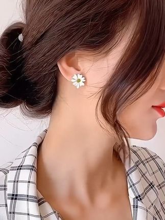 合金耳饰 925雏菊耳钉女2024新款爆款小众高级感耳环夏季耳饰# 好物推荐🔥 # 上热门话题🔥🔥🔥全网最火歌曲 # 上热门🔥🔥🔥找话题 # 实用好物🔥