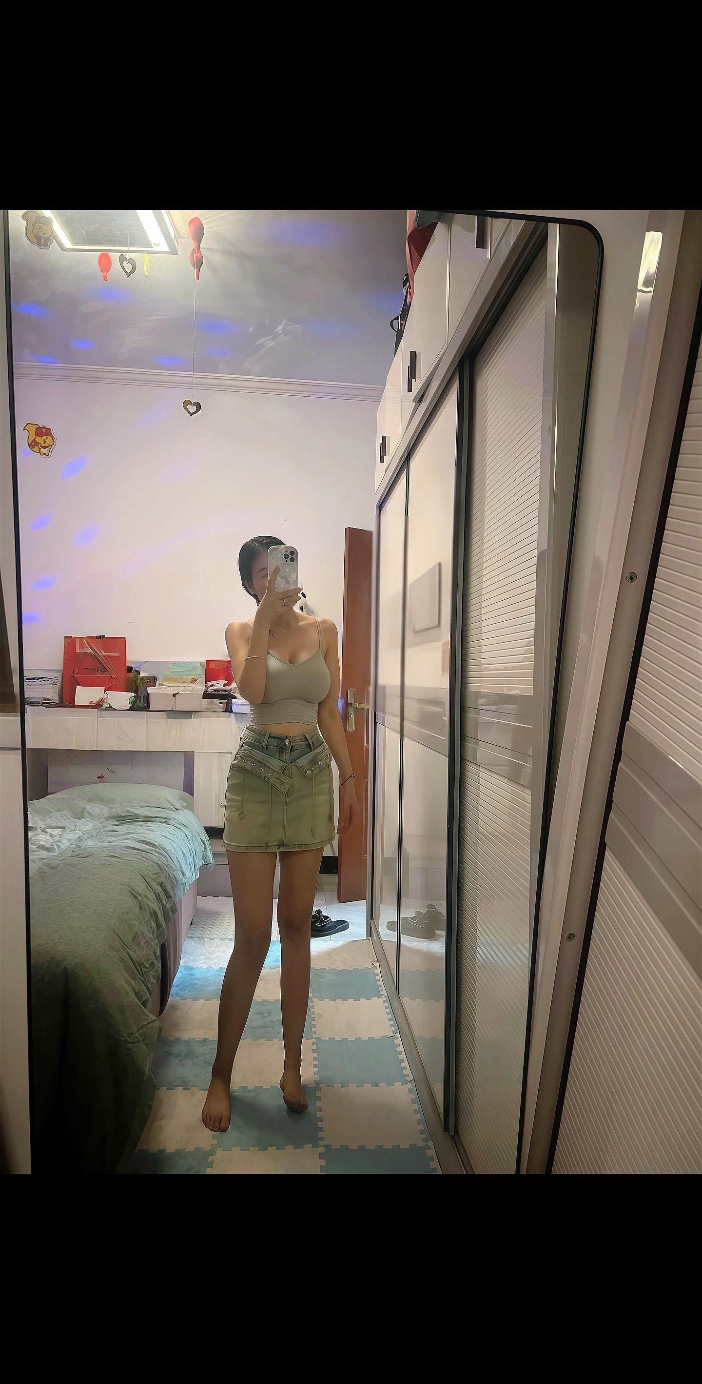 #对镜自拍姿势 (正常穿搭,无不良影响)最近颜值不太稳定 一会儿美 一会儿特别美,照片这东西,三分天注定,七分靠滤镜,😝