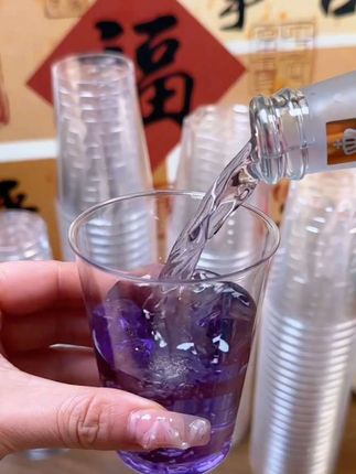 以后家里来客人就用这种一次性水杯吧,它可不是那种软趴趴的一次性水杯,它是加厚的,像玻璃一样通透,还特别结实耐用,平时用来泡个茶、倒个饮料都很合适,而且脏了直接扔掉就行,不用洗杯子,真的是太方便了。喜欢的朋友赶紧点击下方链接下单吧!