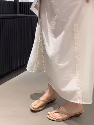 这双坡跟人字拖也太好穿了吧!上脚嘎嘎舒服#穿出高级感 #脚宽脚胖都可以 #软底软面穿上超舒服 #舒适百搭 #人字拖