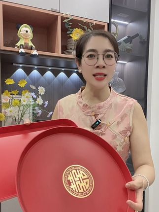 备婚中的姐妹们,我买的果盘到了,它是这种中式的风格,看起来很高级,也很有质感,而且价格还很便宜呢。它的尺寸刚刚好,不大不小,结婚的时候用来装水果、干果或者喜糖都很合适,摆在家里招待客人特别好看,很喜庆,也很有面子哦!#好物推荐🔥 #抖音带我上热门 #婚庆用品 #备婚日记 #敬茶托盘 @巨量千川