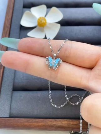 啊啊啊!是会发光的蝴蝶🦋项链哎,Bulibuli好美好精致!也太适合夏天戴了 #项链 #锁骨链#是时候安排一下了 #仙女饰品@DOU+上热门