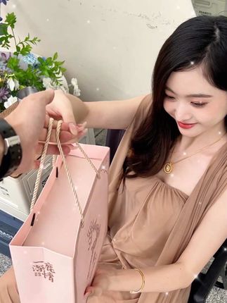 哇!好好看啊!爱你的人总会想方设法哄你开心!制造小#惊喜 !真的太幸福了!#送给女朋友的礼物 #仪式感不能少 #情人节礼物