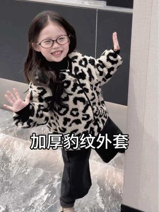 乱糟糟的生活里 孩子真的是那温暖的一束光你以为她什么都不懂 而她当你受伤时能帮你吹吹在你流眼泪的时候帮你擦擦把她爱吃的放你嘴里 一遍一遍的喊着"妈妈妈妈’ #我的女孩👧🏻 #当妈妈后 #高品质童装 #秋冬穿搭 #女童穿搭