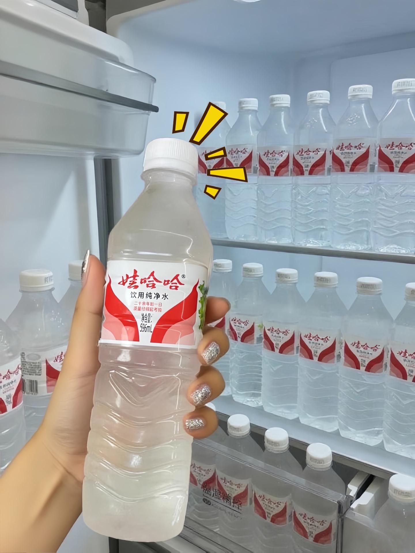 💥娃哈哈纯净水24瓶装来啦!596ml黄金容量,随身带超方便~ 国民品牌从小喝到大,水质清透甘甜,烧开无杂质! 整箱囤更划算,家里、办公室、车上都能放,日常喝、泡茶、做辅食都合适~ 夏天冰一瓶,解渴又清爽!现在下单直接送到家,比超市便宜还省心!#清凉一夏 #多喝水 #矿泉水 #哇哈哈 #强烈推荐