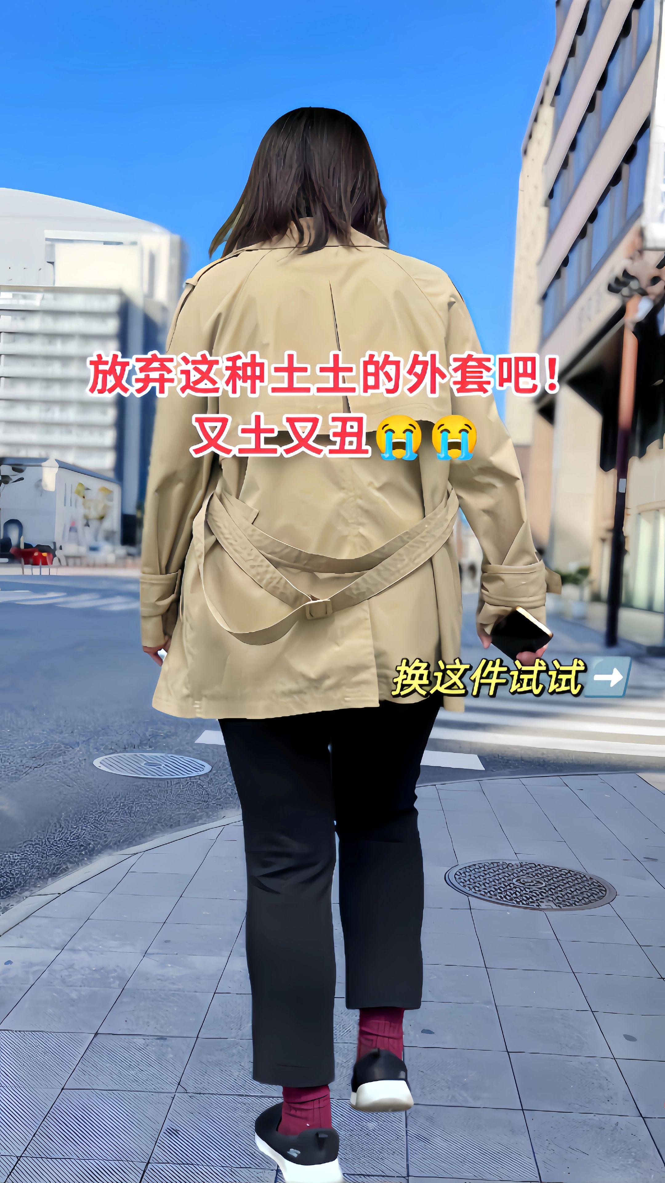 当秋风渐起,这份连帽外套便是秋日穿搭的心动答案!酒红的复古、米白的温柔、灰调的随性、藏蓝的雅致,多种色彩适配不同风格。宽松版型包容各种身形,连帽设计增添休闲感,无论是搭配牛仔裤的随性,还是配百褶裙的甜酷,都能在秋日里穿出独属于你的时尚故事,让每一次出门都成为秋日穿搭的高光时刻。#早秋冷冽又随性的气质穿搭 #初秋一周不重样穿搭 #韩系穿搭 #时尚休闲穿搭 #秋冬穿搭 @抖加🔥上热门🔥dou+🔥热点宝