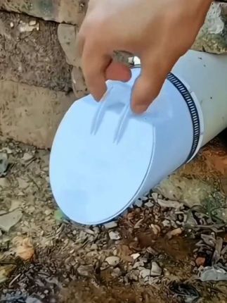#到刮风下雨,排水管总是往屋里反臭气,我们可以安装一个这样的防臭气,就这样卡到排水管上,有水