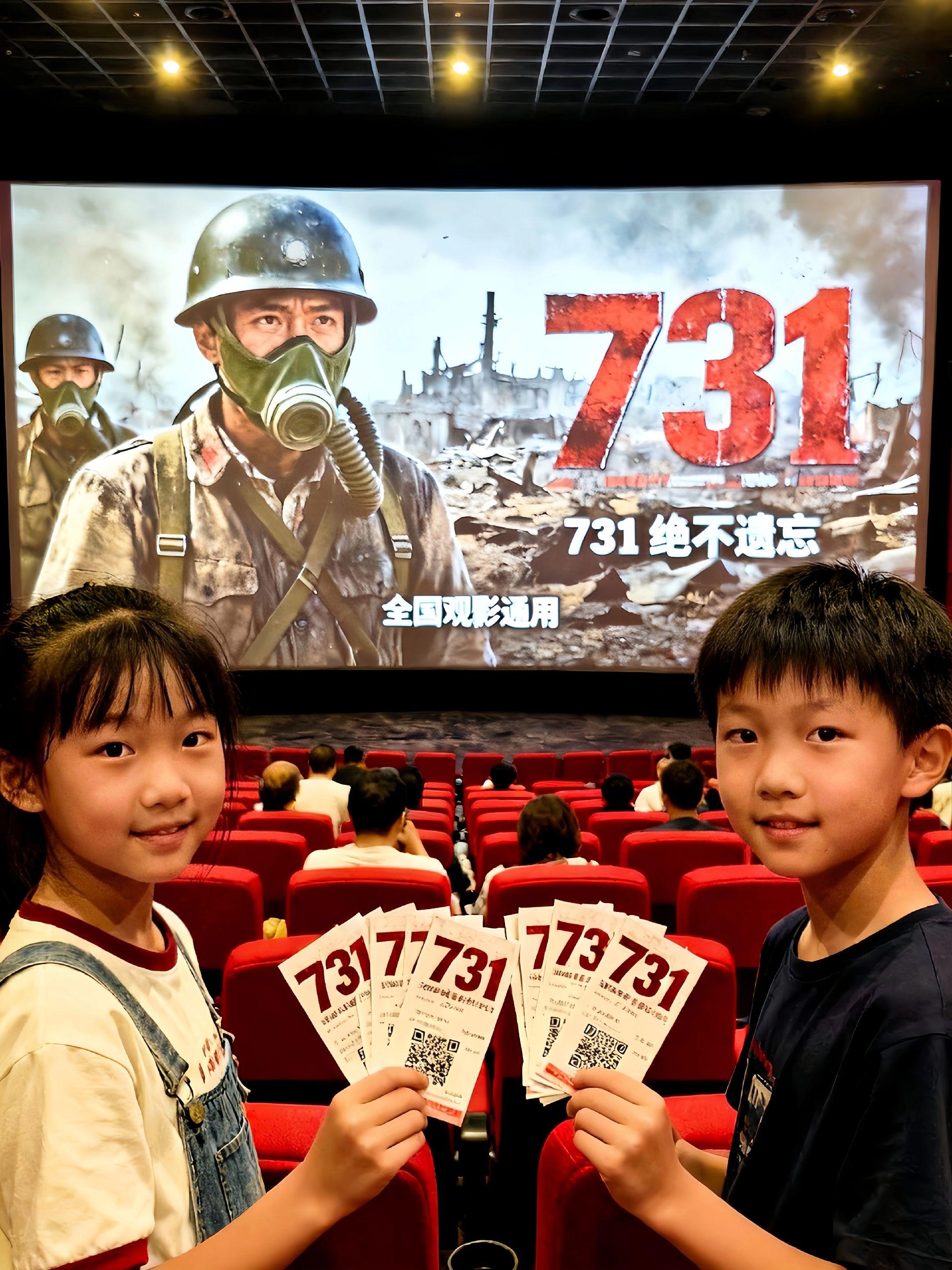 #铭记历史 #历史题材影片 这部以特殊历史阶段为背景的影片,每一段情节都源自真实史料,将曾经的沉重过往通过镜头细腻呈现。它用画面复刻岁月痕迹,用故事传递深刻警示,时刻提醒着我们:那些镌刻在时光里的记忆,值得被永远珍视与铭记。走进影院观看这部作品,既是对历史的回望,也是对过往的尊重,在光影中感受历史的厚重分量。#观影#电影推荐