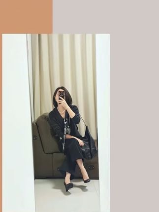 深灰色细羊毛衫,以羊毛的细腻软糯打底,自带沉静高级的质感。领
