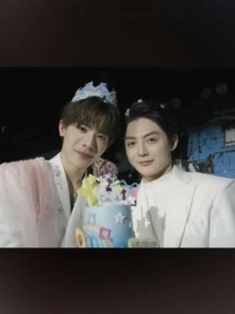 那句“不来现场”刚落音,失落还没漫过心口,惊喜就撞了个满怀。原来所有等待,都是双向奔赴的序章✨@杨思远⁹⁷⁹(1.22生日会) @ACE ⁴¹⁸☀️(20w女装冲刺版) @杨思远帅帅气气⁹⁷⁹ @DJ ACE☀️ #杨思远 #杨思远生日会 #djace #生日快乐