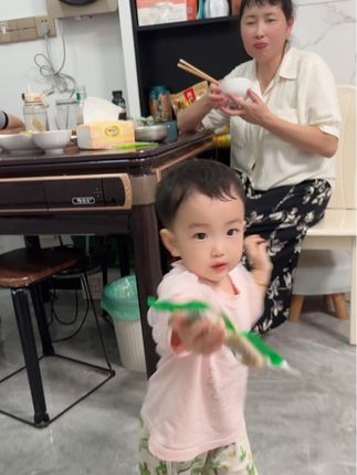 小薇薇一天天的看见零食就拿着喊 妈妈 要七,一定要看到最后哦#萌娃搞笑日常