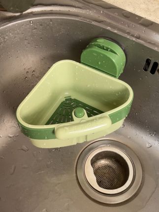 给水槽拐角吸一个三角沥水篮简直太方便了,剩菜剩饭直接倒进去再不用脏手扣了#厨房好物 #水槽沥水篮 #水槽过滤 #厨房实用好牣