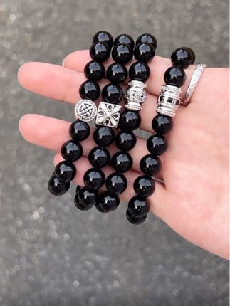 恋爱就得这么谈~ 男孩子偶尔也需要仪式感吖💓 偶尔悄咪咪给男朋友准备小惊喜也是保持热恋的秘诀! 这个黑曜石尊嘟很耐看~拿到手确实有被小小惊艳到 天天戴手上噜💗中间的守护转运珠寓意也敲赞 银色配件酷酷的 如盾如牌 “平安顺遂 安康喜乐”的寓意也很好✨ 新中式风戴出门不容易撞款 男生日常随便搭配都酷酷的💥 还有礼盒装🎁纪念日生日送礼也排面 #当代年轻人手上戴什么#男生配饰#送男朋友的礼物  #情侣礼物 #周年礼物 男朋友也需要仪式感