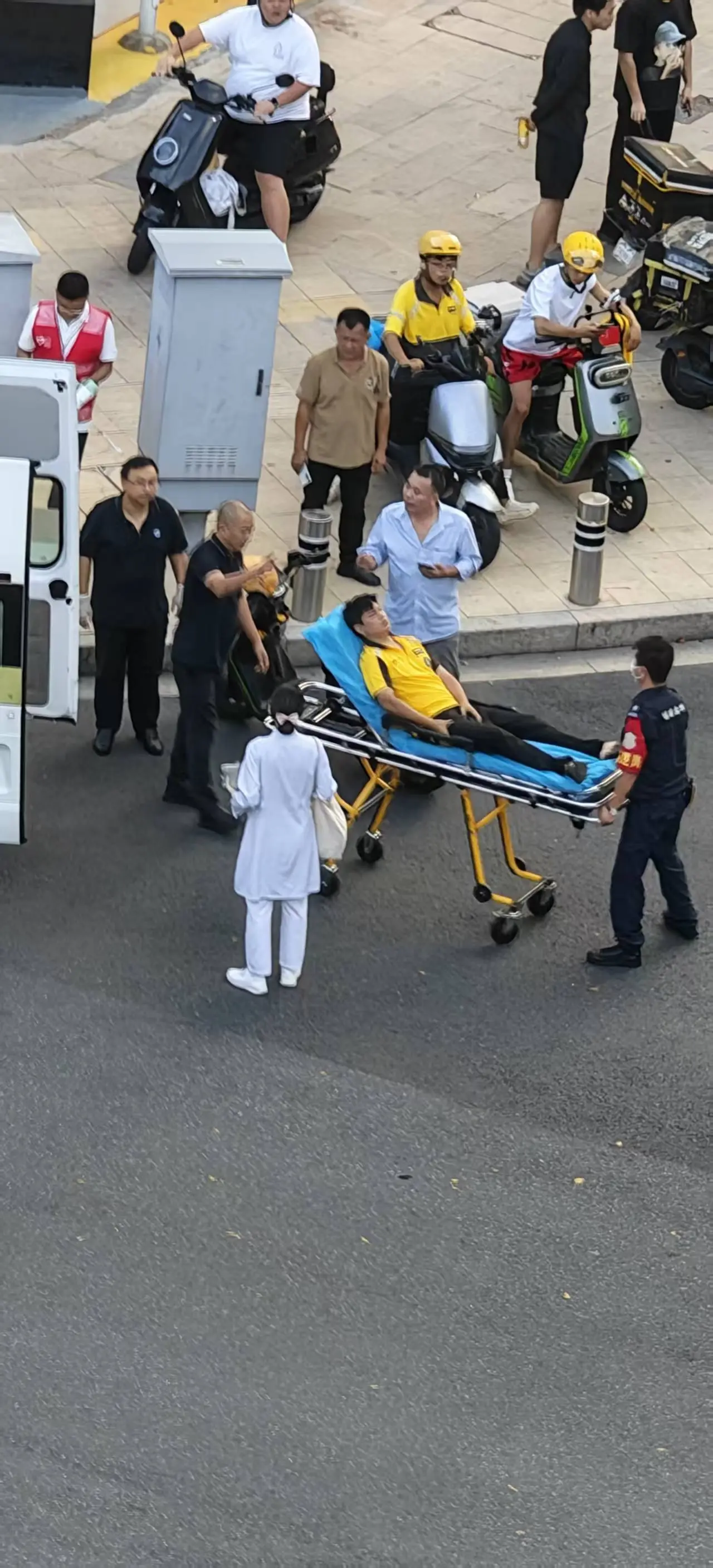 兄弟们不要走机动车道啊 - 抖音