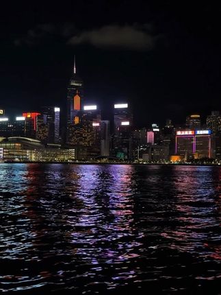 你可以在夜里崩溃 但我希望天一亮 点支烟 你又能顶住四面八方的压力#维多利亚港