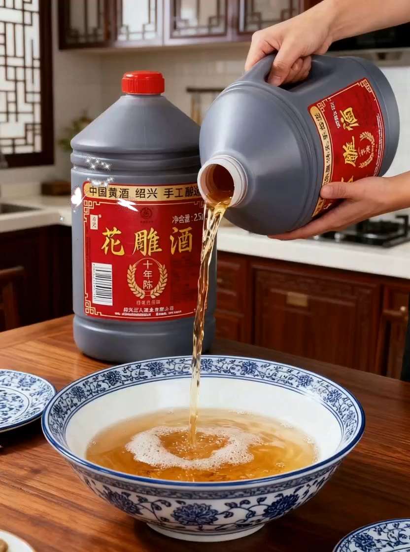 绍兴花雕酒。绍兴花雕酒:厨房调味的鲜醇密码 绍兴花雕酒,承传统工艺酿就,酒液醇厚带香,是厨房调味神器。 不管是蒸鱼、炖肉还是炒海鲜,加两勺便能溶解腥膻物质,随酒精挥发带走异味。其富含的氨基酸更能激发食材本鲜,让家常菜鲜香翻倍,厨房小白也能轻松出好菜 !#调味品 #花雕酒 #绍兴花雕酒 #调味 #调味料