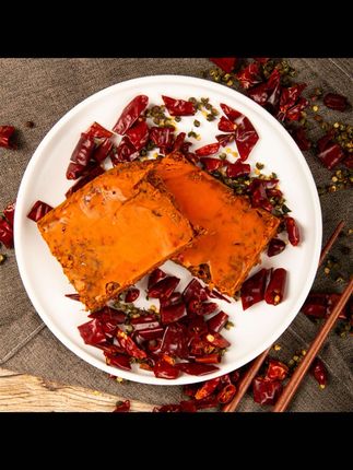 这个就是我们家的渝馋猫牛油火锅底料,不管是做麻辣烫、串串香还是干锅冒菜都可以用它。它是全牛油的配方,一袋就有两斤多,可以用来炒制各种菜系的底料,能吃出来重庆老山城的味道,而且它的包装也升级了,现在是一袋一提的,更加方便大家去拿取。