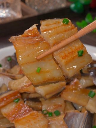 清蒸鳗鱼干是我们沿海渔民特别爱吃的一道菜,日晒风干肉厚饱满,你们吃过吗?做法简单好吃又营养。#美食分享 #鳗鱼干#简单好吃家常菜