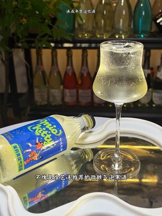 徐艺洋推荐的这款气泡果酒简直好喝到踩脚~喝完满嘴都是馥郁的水果芬芳。关键现在这个价到手四个口味,还送精致小酒杯。周末微醺,快跟小姐妹安排起来~#强烈推荐 #微醺时刻 #微醺 #女生必备 #起泡酒