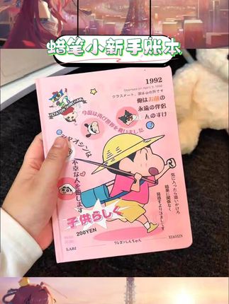 硬壳设计挺括耐用。全彩内页丰富有趣。可爱卡通图案萌趣十足。学生日常记录好搭档。ins风高颜值设计。创意内页满足多样记录需求。细腻纸张书写顺滑。小巧尺寸携带方便#蜡笔小新 #高颜值手账本 #学生手账本 #卡通手账本