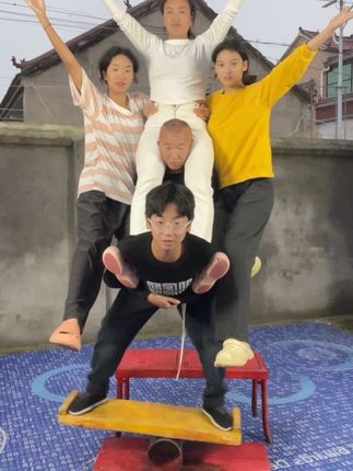 一家五口人,三个孩子上学压力挺大的,为了凑上学的费用花光了所有,借钱为孩子交学费,现在还在为孩子的生活费发愁,太难了,不想让孩子辍学,再苦再累我也要努力,加油!