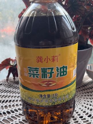 @强多多美味 龚小莉家自榨菜籽油,新鲜现榨!精选本地饱满油菜籽,传统工艺物理压榨,炒菜煎蛋香气扑鼻,尝一口就知道的好味道!#菜籽油#农家菜籽油#家乡菜籽油#强烈推荐 #今年新菜籽油