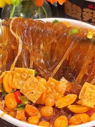 冬天一定要吃的酸辣粉,不管你能不能吃辣,有单独的辣包加上配菜超足,一口粉一口配菜,太过瘾了!