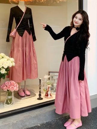 街角的橱窗像一幅油画,林薇站在橱窗前,指尖轻颤着指向里头的同款穿搭。黑与粉的碰撞,是她为自己选的成年礼。晚风掠过发梢,她想起设计师说的“每一件衣服都在等灵魂契合的人”,此刻,她确信自己就是那个被选中的人,心跳和裙摆的褶皱一起,漾开温柔的涟漪。#多巴胺穿搭 #时尚穿搭 #温柔风穿搭#裙子穿搭#穿搭分享