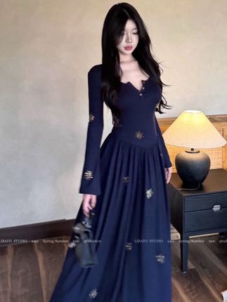 2025新款休闲时尚性感百搭修身显身材喇叭袖烫钻连衣裙#女装 #穿出高级感 #穿搭女装 #夏季穿搭 #高级感穿搭