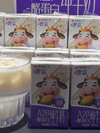 不知道给宝宝喝什么牛奶的妈妈们,赶紧来给宝宝薅这款辉山新升级的A2酪蛋白纯牛奶,现在到手两箱18盒,你看看才啥价,小瓶装是专门为宝宝设计的,A2奶源对宝宝小肚肚很友好,配料只有生牛乳,每百毫升含3.8克乳蛋白和125毫克高钙,奶香味特别浓郁,没有一点奶腥味,营养配比也很恰当。一岁以上的宝宝一次喝125毫升刚好一瓶太合适了。趁划算妈妈们赶紧囤。#辉山牛奶 #a2酪蛋白纯牛奶 #纯牛奶#强烈推荐