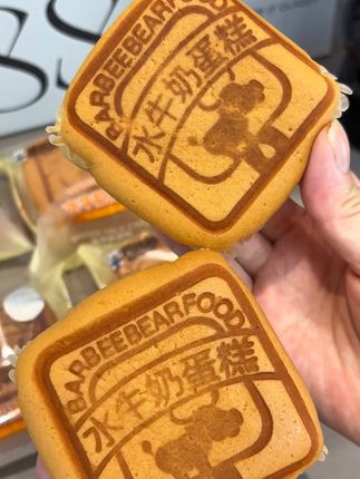 #巴比熊面包 里面添加了5%水牛奶和42%鲜鸡蛋,不加一滴水,口感像云朵一样松软绵密,早餐搭配牛奶太好吃了!#面包 #水牛奶蛋糕 #强烈推荐