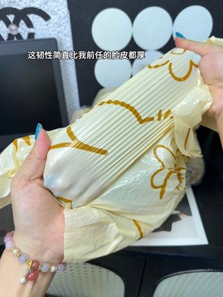 这垃圾袋的韧性比我前任脸皮都厚,这种消耗品刷到便宜就赶紧薅#种草 #垃圾袋收纳袋#免撕垃圾袋#抽绳垃圾袋