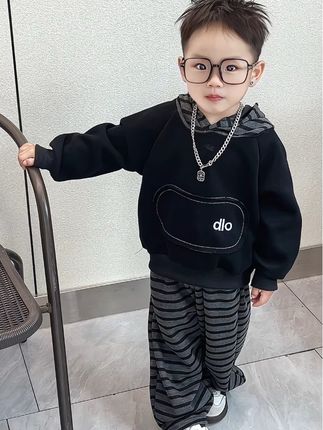我希望我的小小孩 他是一个勇敢的男孩子 少一些遗憾多一些快乐 他不必爱很多人 也不必执着于被爱不辜负每一份热情 明是非也不必讨好每一份冷漠三观正 懂感恩 懂得的道理比我多 看过的世界比我大 我希望他可以活成自己喜欢的样子 独立而坚强 温暖而明亮勇敢而自信 #我的男孩 #情感共鸣 #秋款新款 #男女同款 #萌娃穿搭