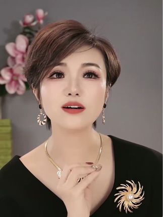 新款水钻镂空条纹耳环气质时尚百搭小众高级感轻奢耳饰耳针耳坠女#热门#热门音乐🔥